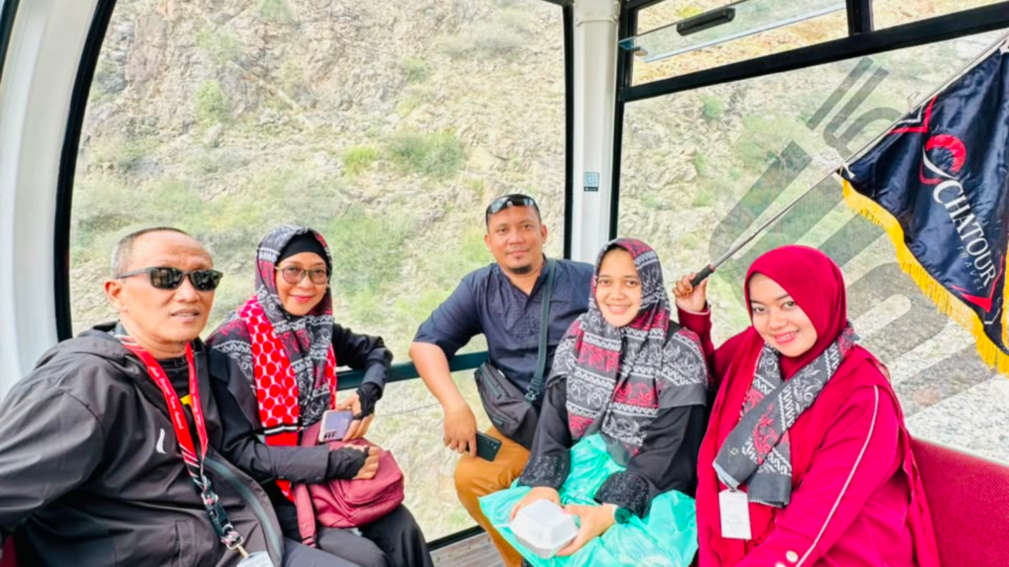 Bu Putri (tour Leader) bersama jamaah Umroh di Kota Thaif.png