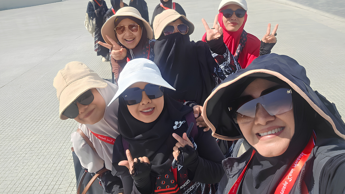 Bu Meri (Tour Leader) bersama Jamaah Umroh PUSAKA 18072026.png