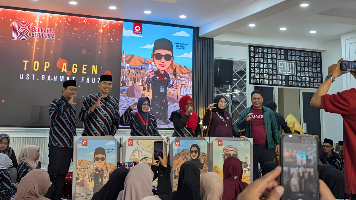 Bapak Fauzi menerima penghargaan TOP AGEN RESMI