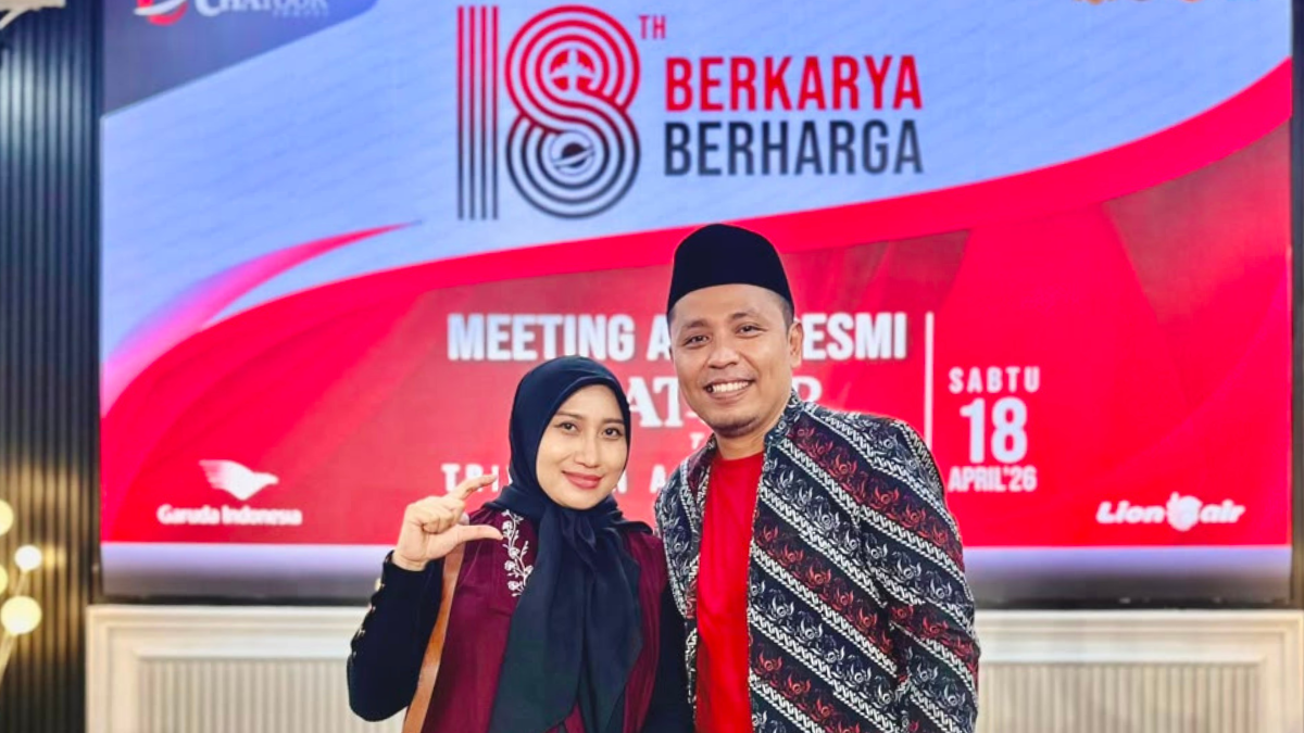 Bu Eriyana (Agen Resmi Jember) bersama Suami di Rapat Agen Triwulan Akhir 1447 H.png
