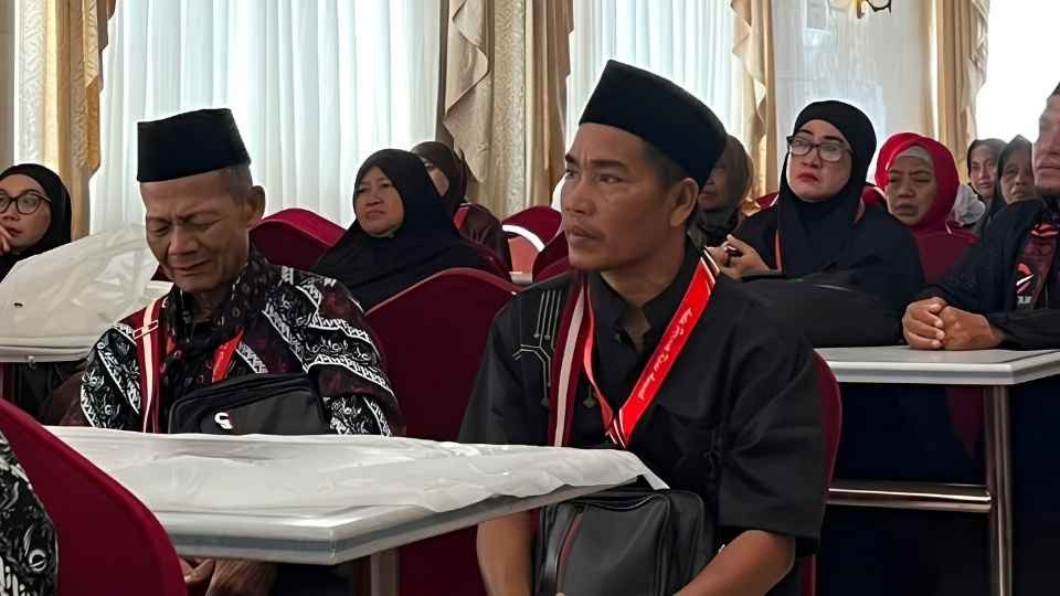 Jamaah Mengikuti Manasik Umroh di Hotel Madinah.jpg