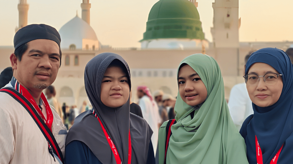 Jamaah Melaksanakan ziarah Wada' di Masjid Nabawi.png