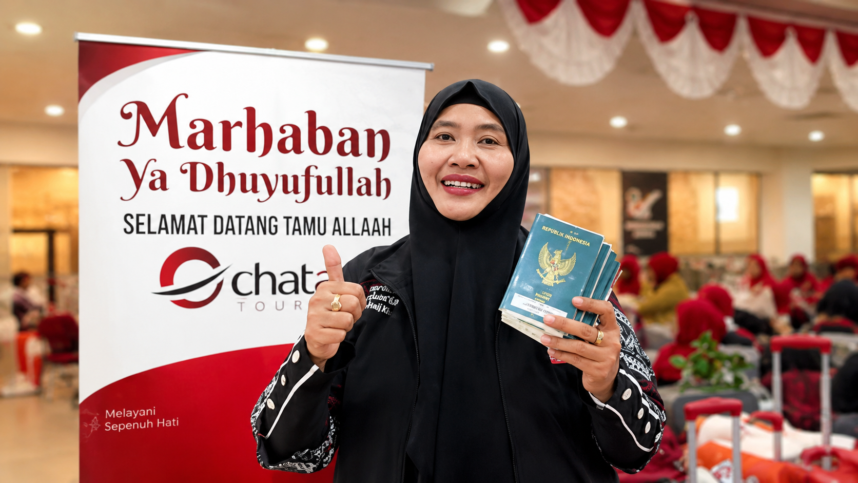 Dok. Tour Leader (Bu Darmini) memegang Papsor dan Visa Jamaah di Terminal Keberangkatan Internasional Djuanda, Surabaya.png