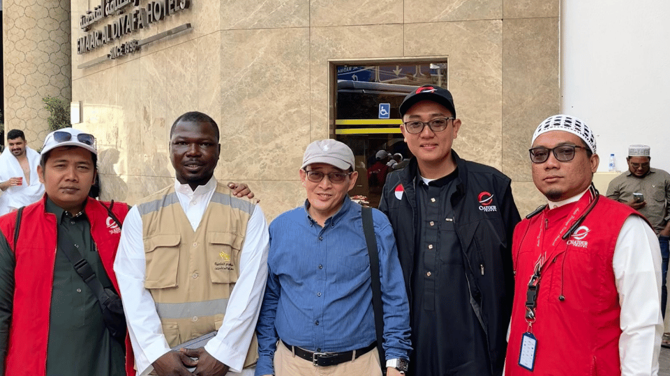 Dok. Ustadz Yasmanto (Tengah) bersama Muthawwif dan Muassasah di Kota Makkah .png