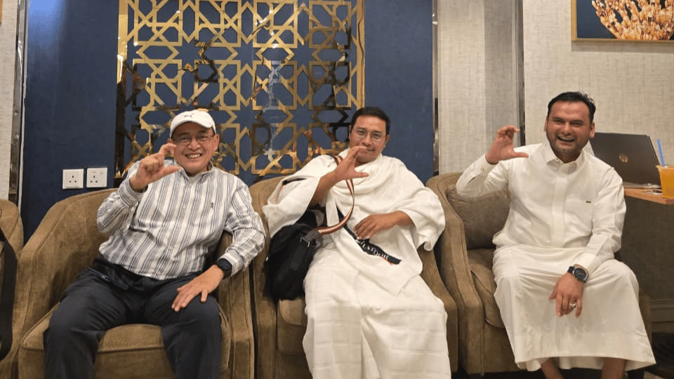 Dok. Ustadz Yasmanto bersama H. Khusaini Basir - Direktur Chatour Travel(Tengah) sedang berada di Kota Makkah.png