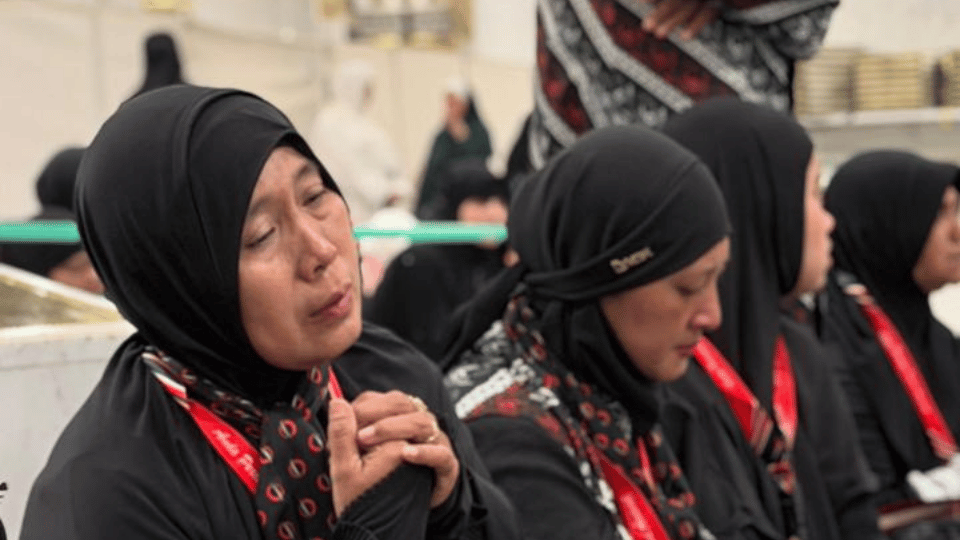 Dok. Jamaah Berdo'a di Raudha, Masjid Nabawi.png