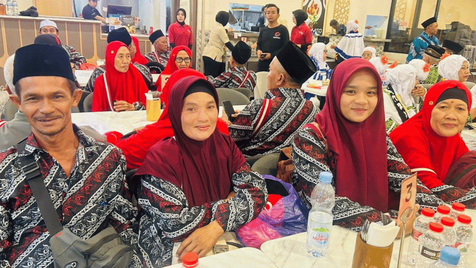 Dok. Jamaah di Lounge Terminal Keberangkatan Umroh Bandara Djuanda, Surabaya.png