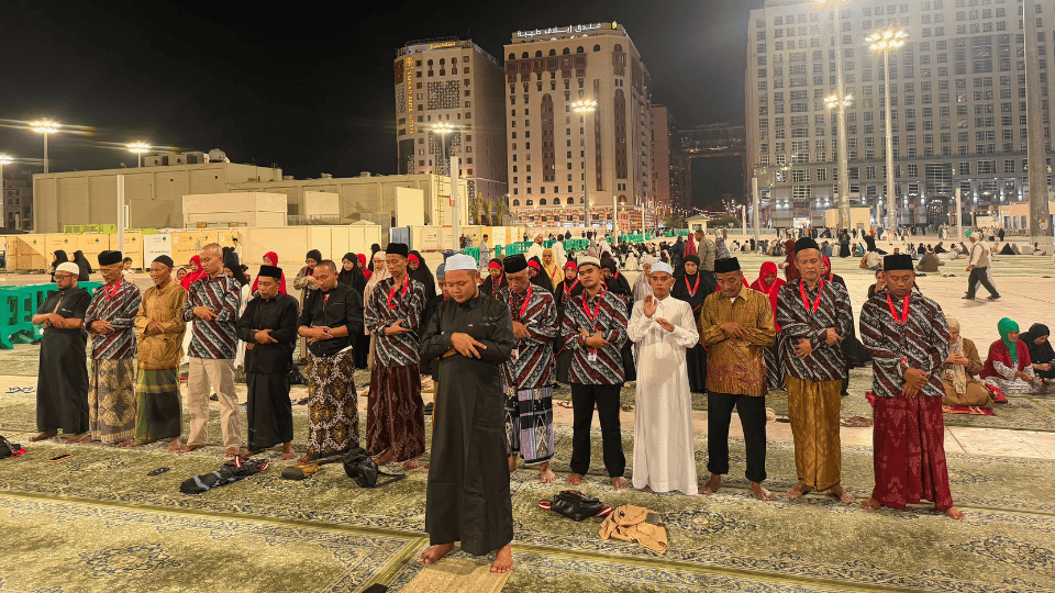 Dok. Jamaah melaksanakan Sholat berjamaah setelah tiba di Kota Madinah .png