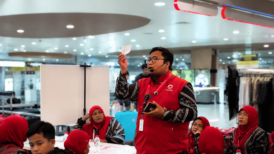 Dok. Bapak Sujik (Kepala Handling Djuanda) briefing Jamaah sebelum keberangkatan di Lounge Terminal.png