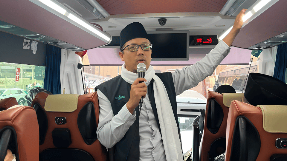 Dok. Tour Leader (Gus Wahid) Berada di dalam Bus menuju Jabal Uhud.png