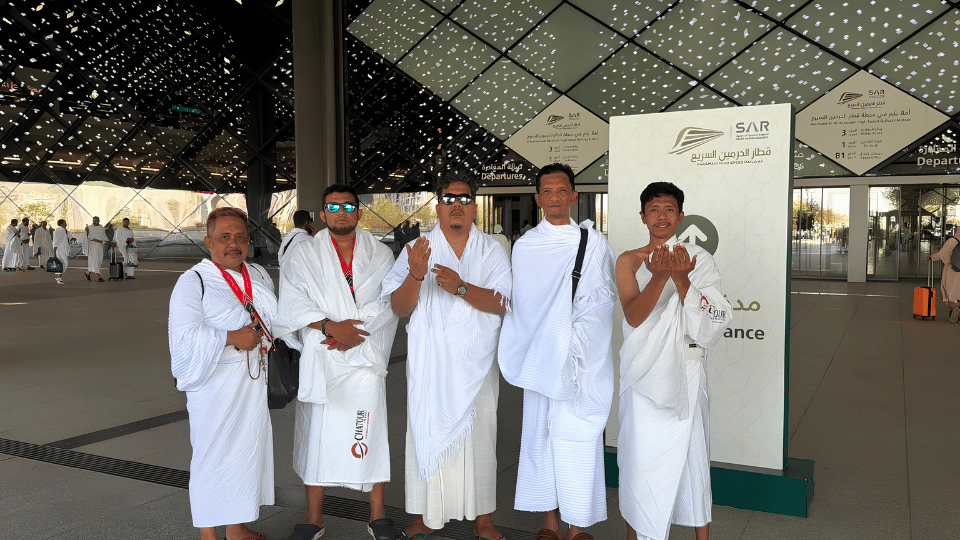 Dok. Kebersamaan Bapak Syahrul bersama Jamaah Lainnya di Stasiun Kereta Cepat Haromain.png
