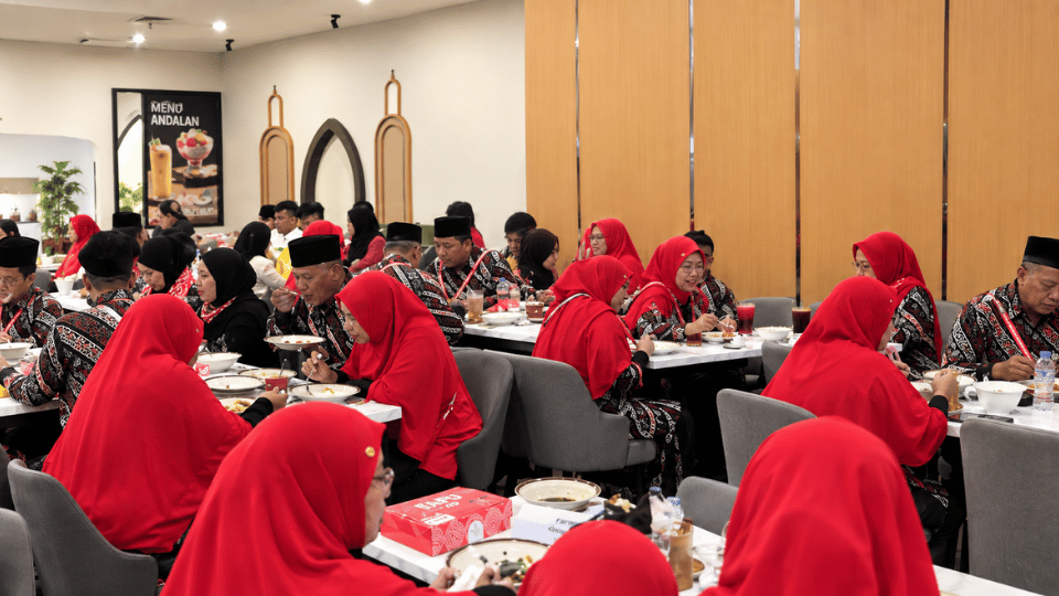Dok. Jamaah berada di Lounge Terminal Keberangkatan Djuanda, Surabaya (1).png