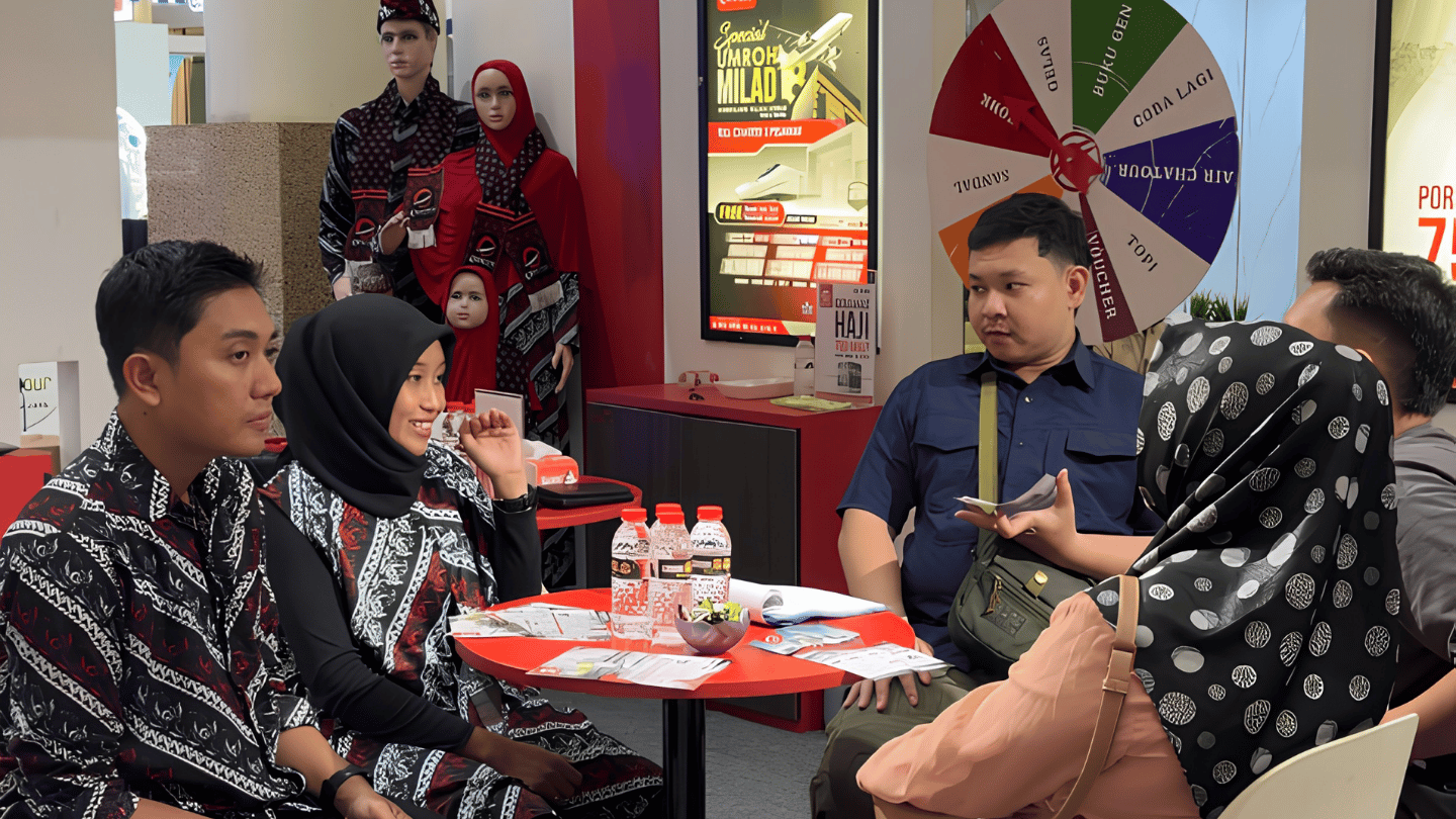 Dokumentasi Jamaah Konsultasi bersama Tim Chatour Travel pada open booth November 2025.png