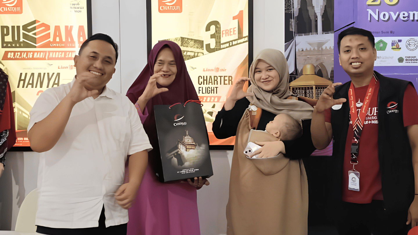 Dok. Tim Chatour bersama Jamaah Mendaftar Umroh.png