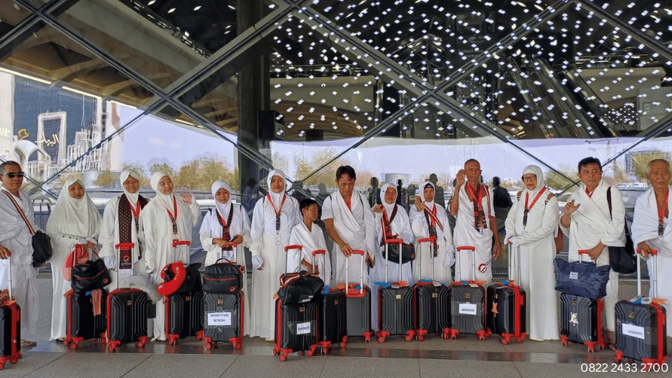 Dokumentasi Jamaah Chatour Travel di Stasiun Kereta Cepat Haromain.png