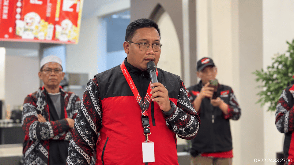 Dokumentasi Kepala Handling Chatour Travel memberikan arahan kepada para Jamaah di Resto Bebe Oemar.png