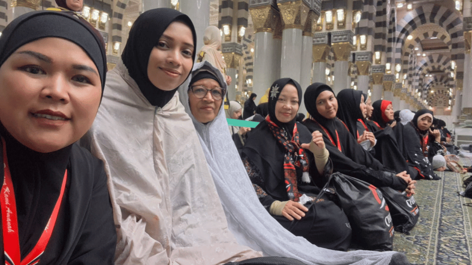 Dokumentasi Jamaah Chatour Travel di Raudho, Masjid Nabawi.png