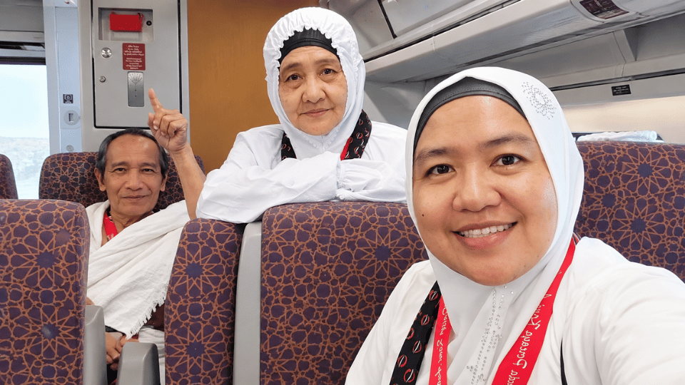 Dokumentasi Jamaah Chatour Travel di dalam Kereta Cepat Haromain.png