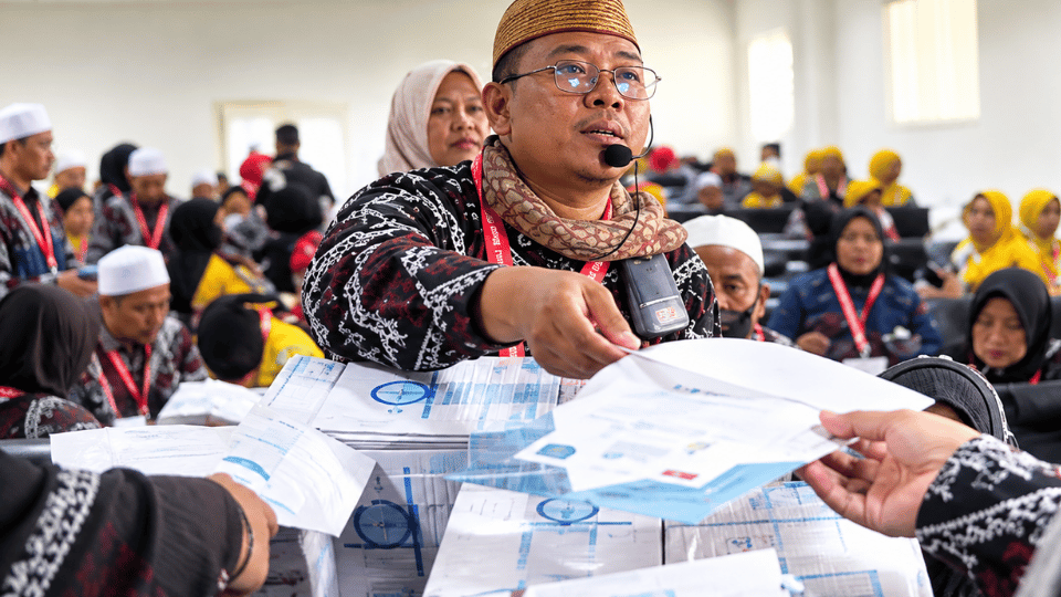 Dokumentasi Tour Leader membagiakan Air Zam zam dan Sertifikat Umroh.png