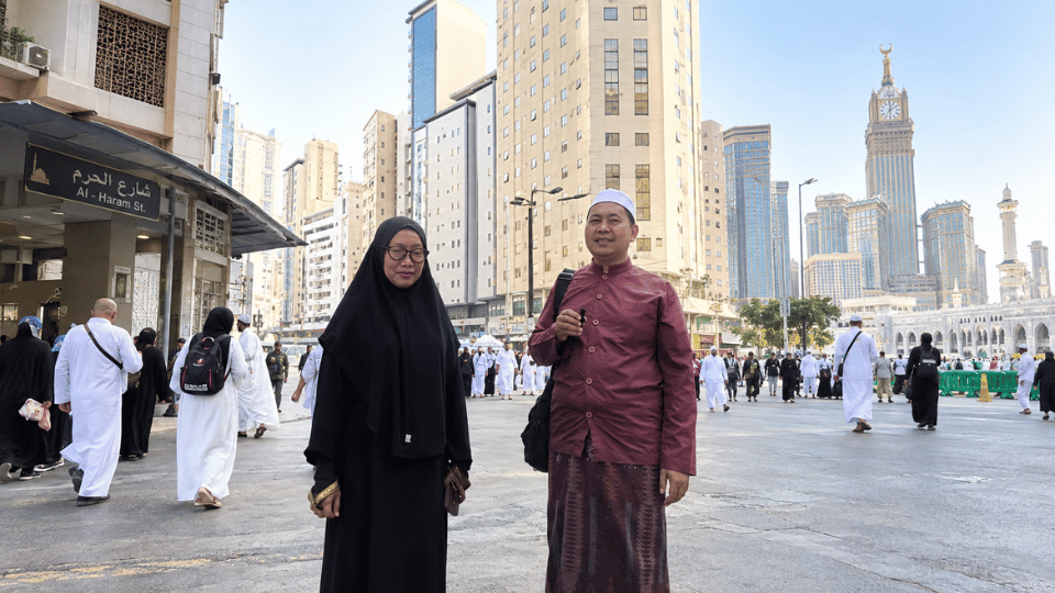 Dokumentasi Ustadz Agus bersama Ibu Ety di Kota Makkah.png