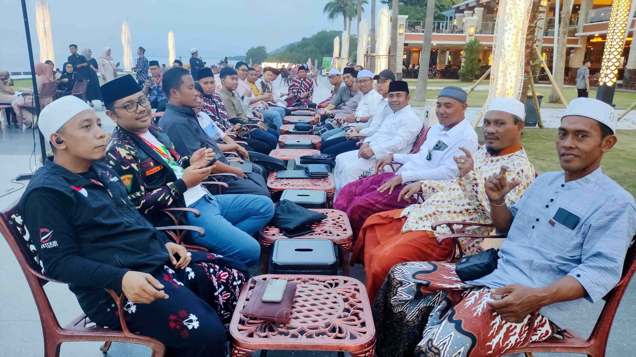 Agen Umroh Berkumpul di Pantai Situbondo, CHATOUR Inisiatif Lakukan Konsolidasi Perkuat Sinergi