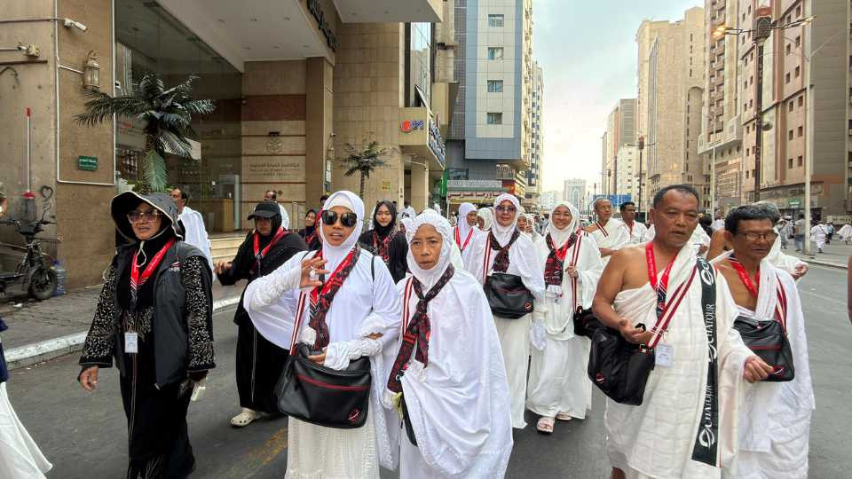 Umroh dan Haji Itu Panggilan-Nya: Saat Hati Terpanggil, Chatour Travel Menjadi Jalannya