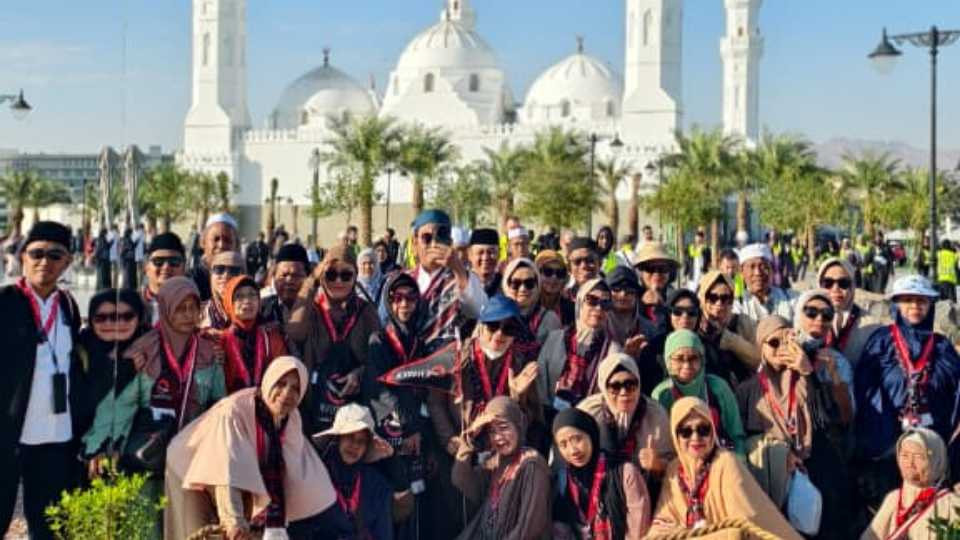 Spot Baru di Madinah: Cermin Raksasa Dekat Masjid Quba Viral Jadi Lokasi Selfie Tercantik!