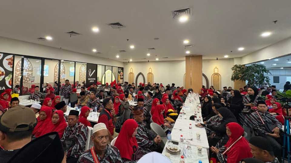 Satu Pesawat! Jamaah Umroh Berangkat Bersama Chatour Travel Program 16 Hari